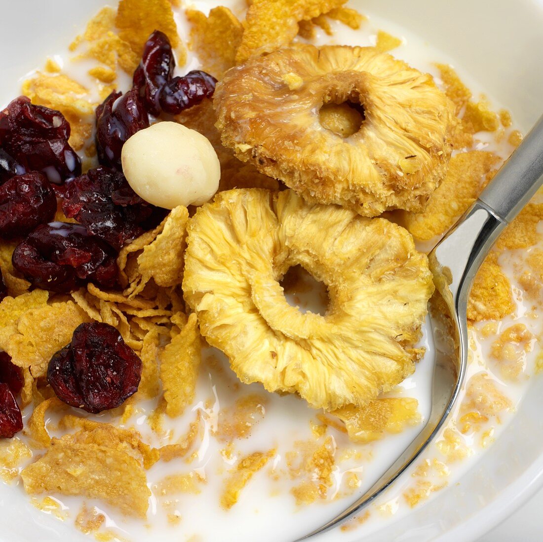 Cornflakes with milk, dried fruit and nuts
