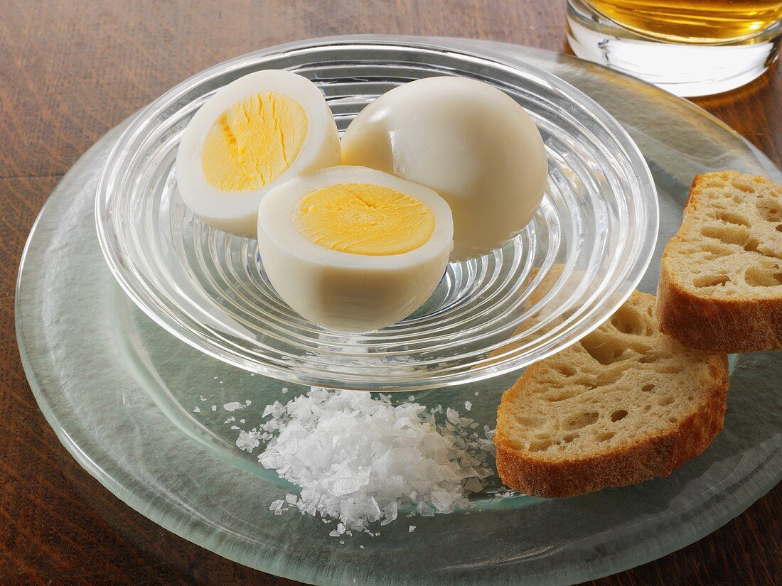 Gekochte Eier mit Essig, Salz und Brot (England)