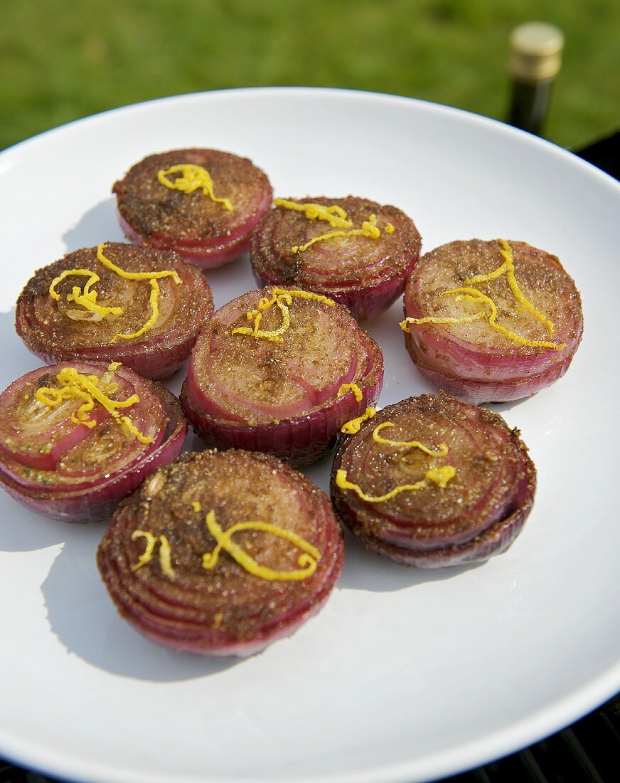 Marinierte und gegrillte rote Zwiebeln auf einem Teller