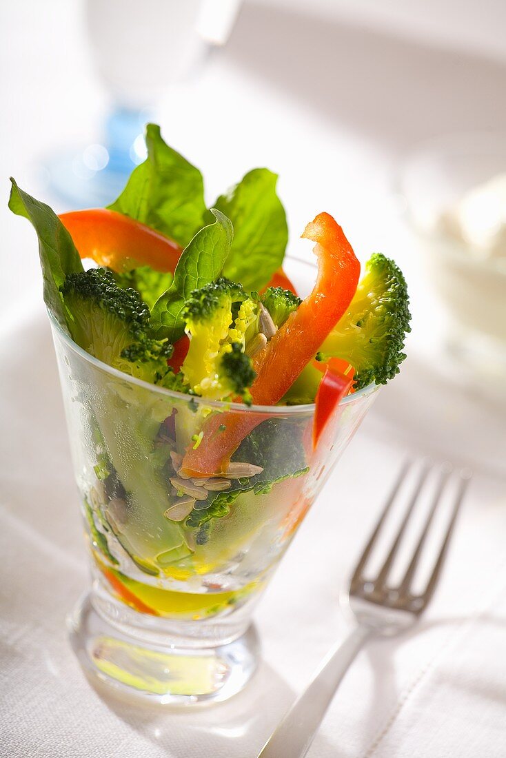 Salat mit Brokkoli, Spinat und Paprika