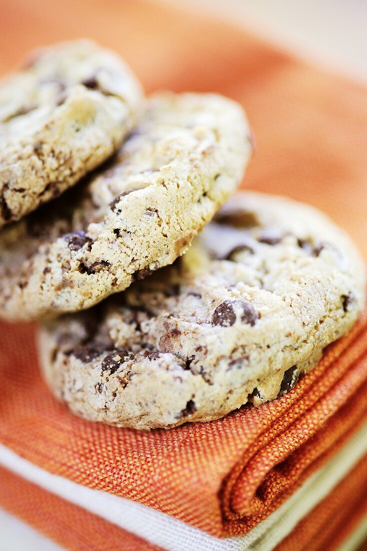 Chocolate Chip Cookies auf orangefarbener Serviette