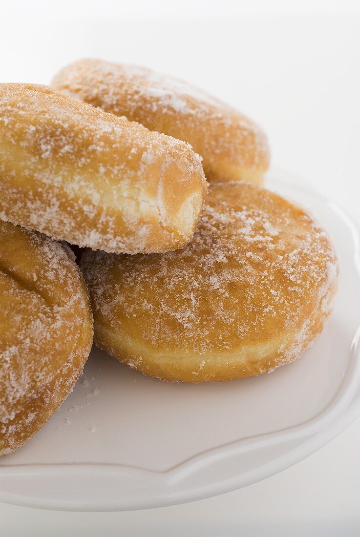 Gezuckerte Doughnuts auf einer Kuchenplatte