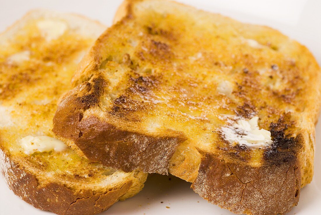 Zwei Scheiben Toast mit Butter