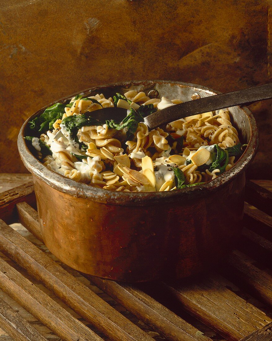 Whole grain pasta with spinach and a cheese sauce