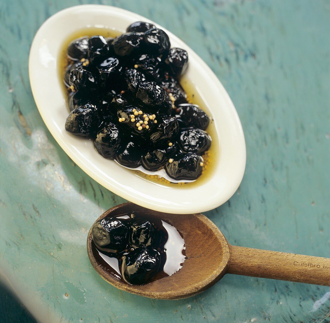 Eingelegte schwarze Oliven mit Senfkörnern