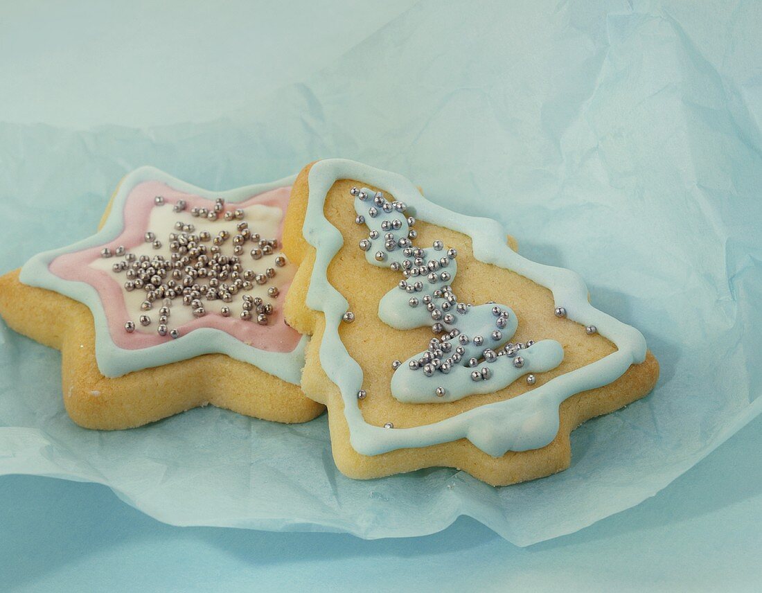 Christmas biscuits with icing and silver dragées