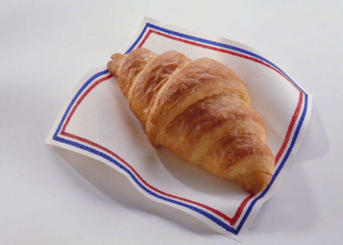 Frisches Croissant auf einer Serviette