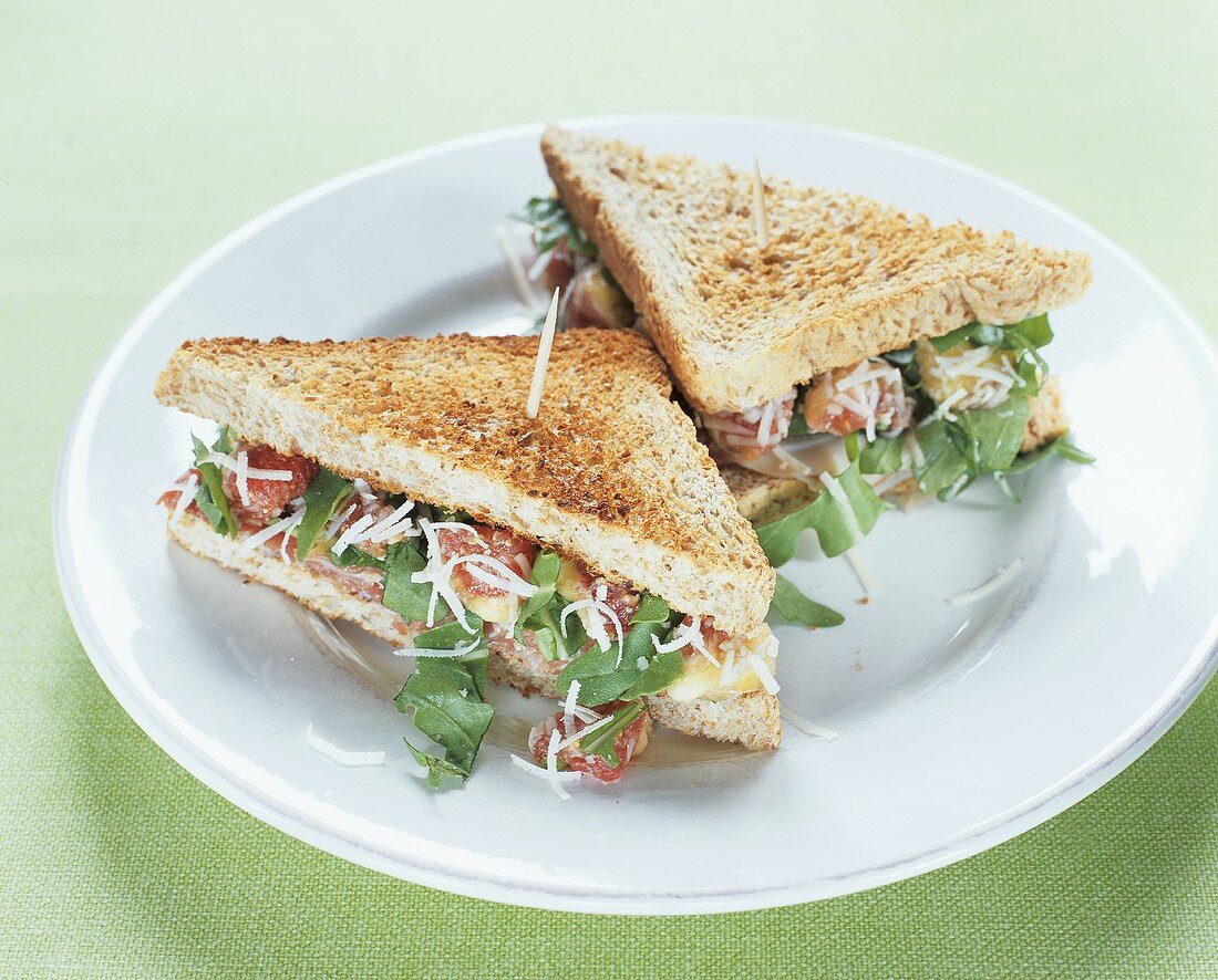 Vollkorntoastsandwich mit Feigen, Rucola & Parmesan