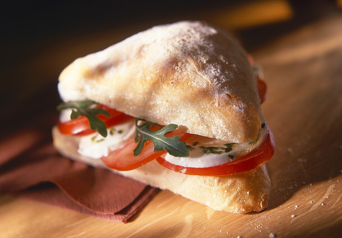 Ciabatta-Sandwich mit Tomaten, Mozzarelle & Rucola