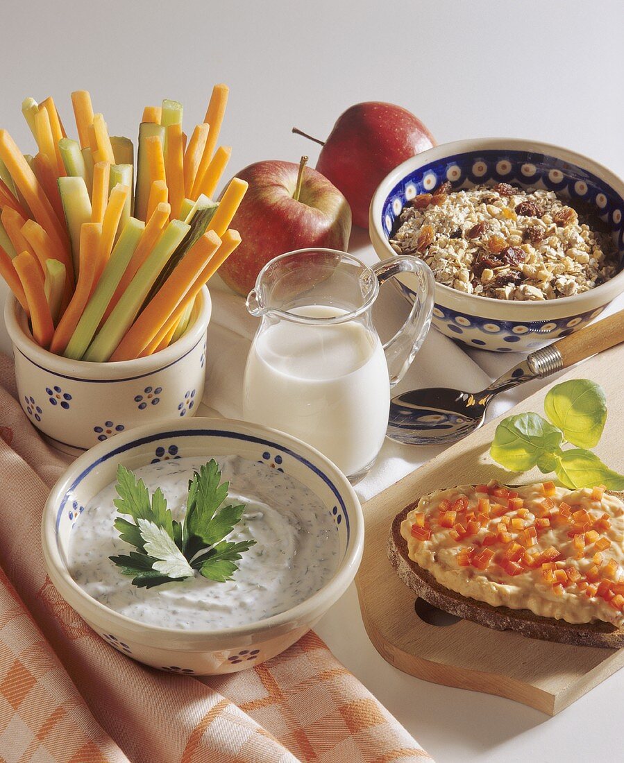 Müsli, Gemüsesticks & Dips für das Frühstück