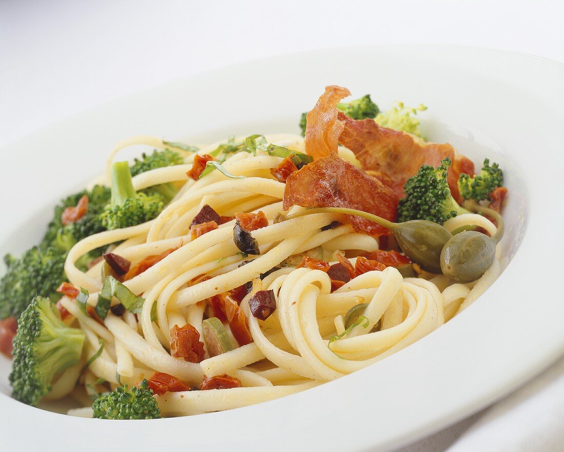 Linguine with broccoli, capers and ham