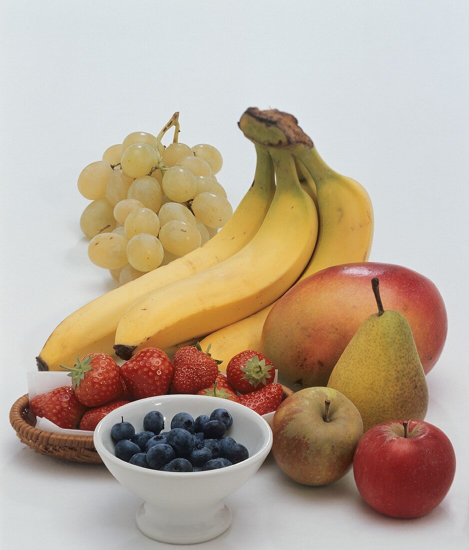 Früchtestilleben vor weißem Hintergrund