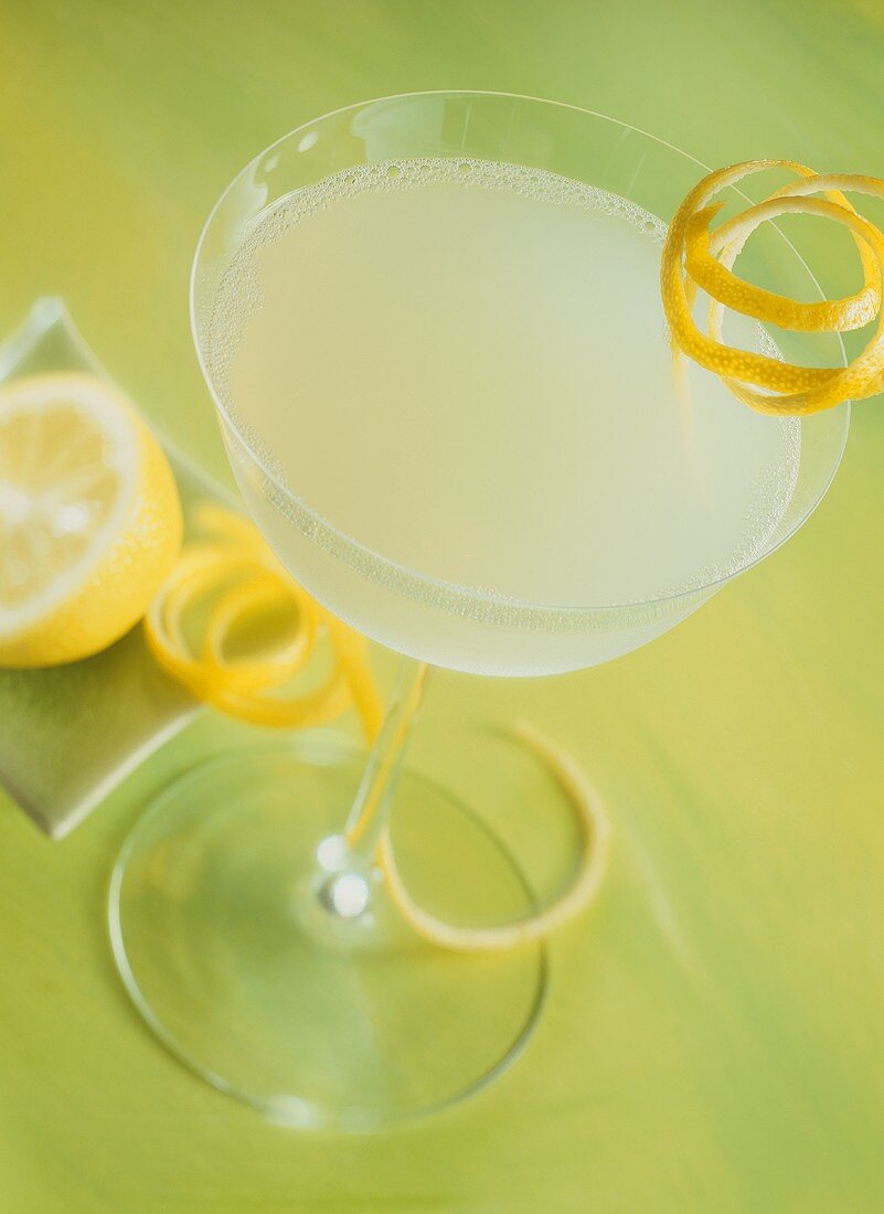 Cocktail mit Zitrone in Cocktailschale