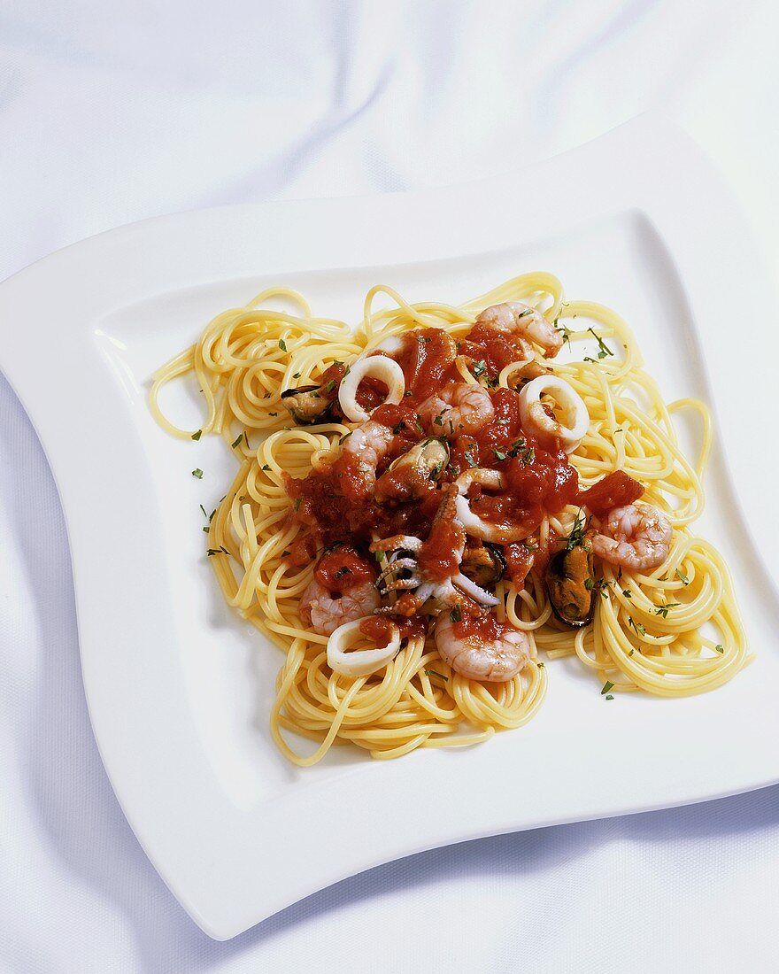 Spaghetti mit Meeresfrüchten und Tomatensauce