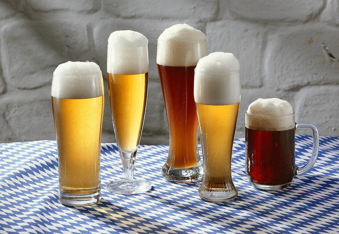 Fünf verschiedene bayerische Biersorten in Gläsern