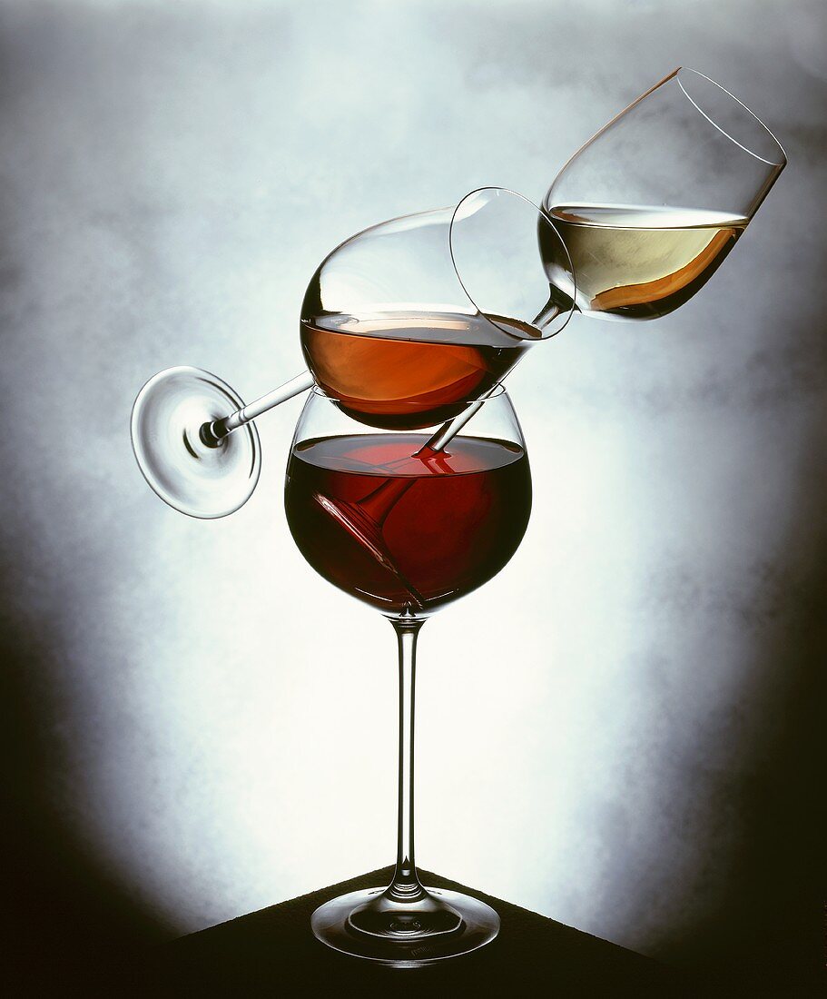 Stillleben mit Weißwein, Rosewein & Rotwein in Gläsern