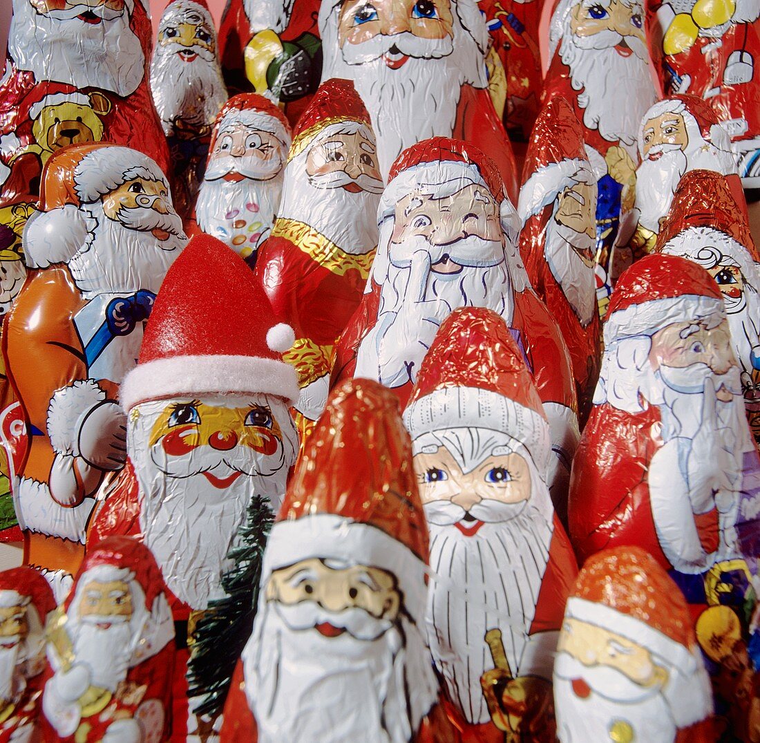 Viele verschiedene Schokoladen-Weihnachtsmänner