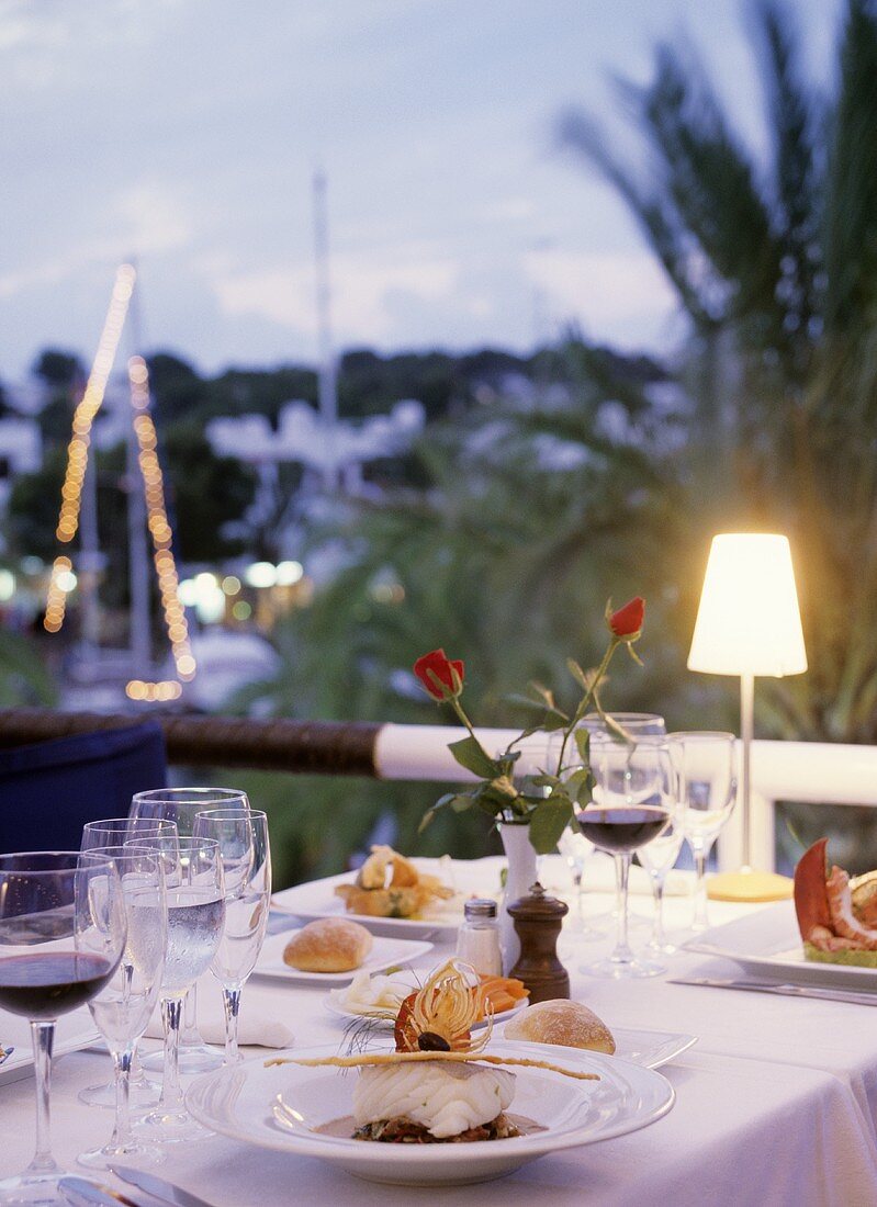 Festlich gedeckter Tisch im Abendlicht