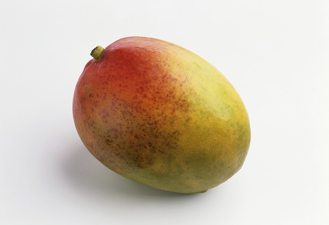 Eine Mango vor weißem Hintergrund