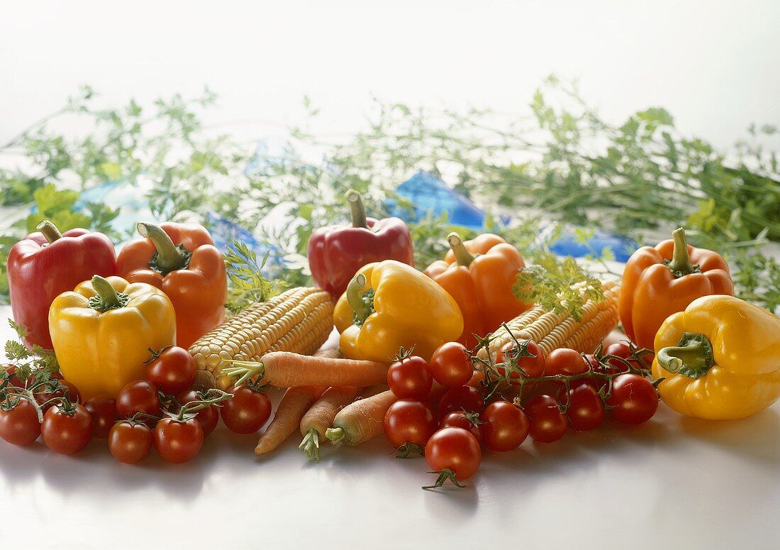 Gemüsestillleben mit Paprika, Tomaten, Karotten & Maiskolben