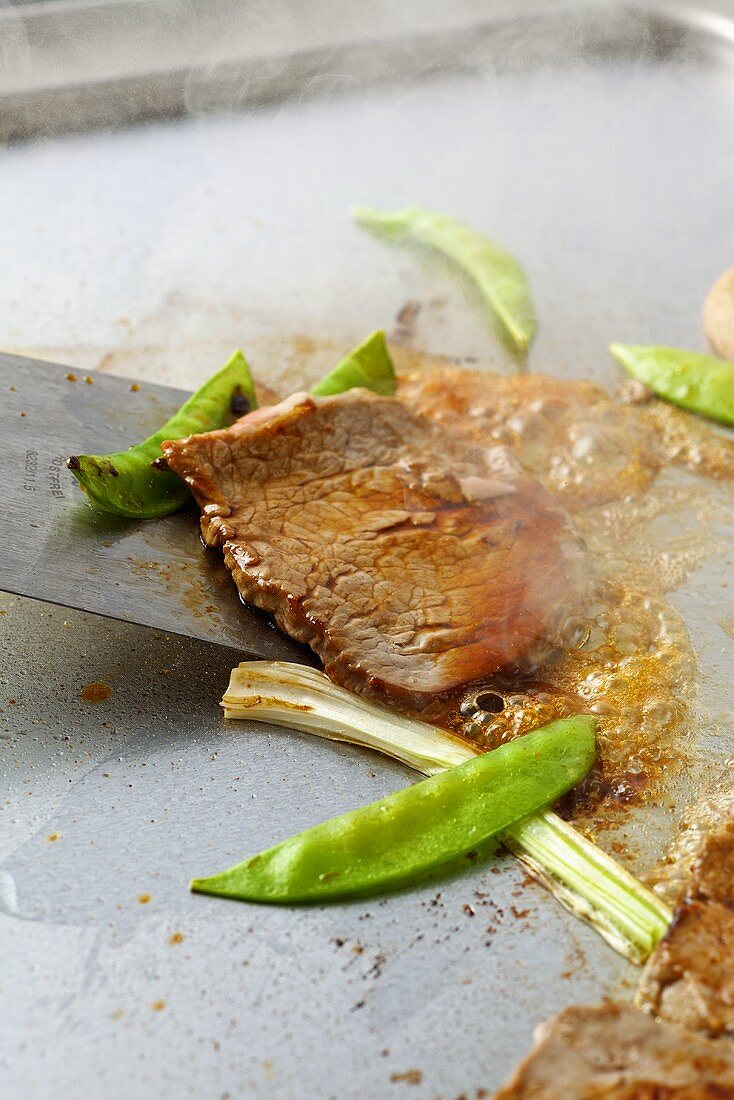 Beef Teppanyaki with mangetout (fried)