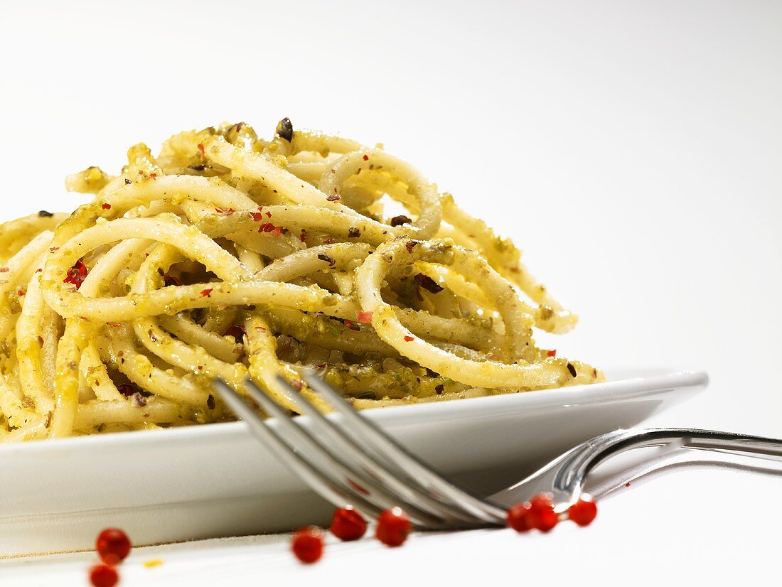 Spaghetti with pesto and pink peppercorns