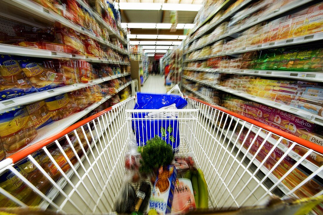 Einkaufswagen im Supermarkt