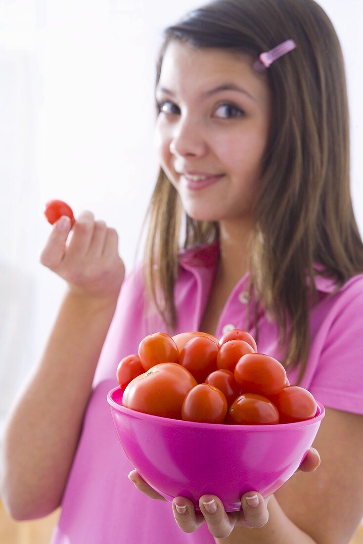 Mädchen hält eine Schale Tomaten