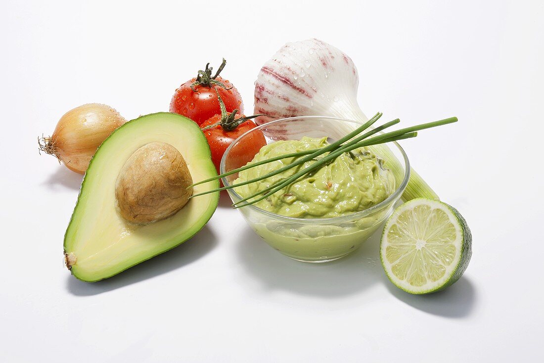 Ein Schälchen Guacamole mit Zutaten