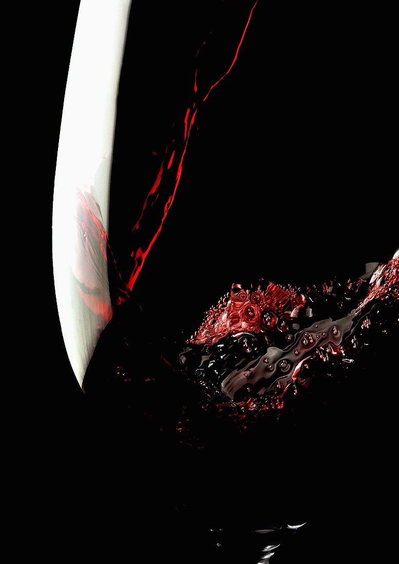 Rotwein in Glas einschenken (Close Up)