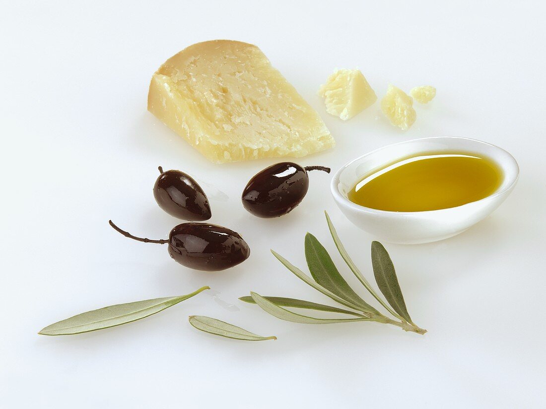 Olivenöl, schwarze Oliven und Parmesan