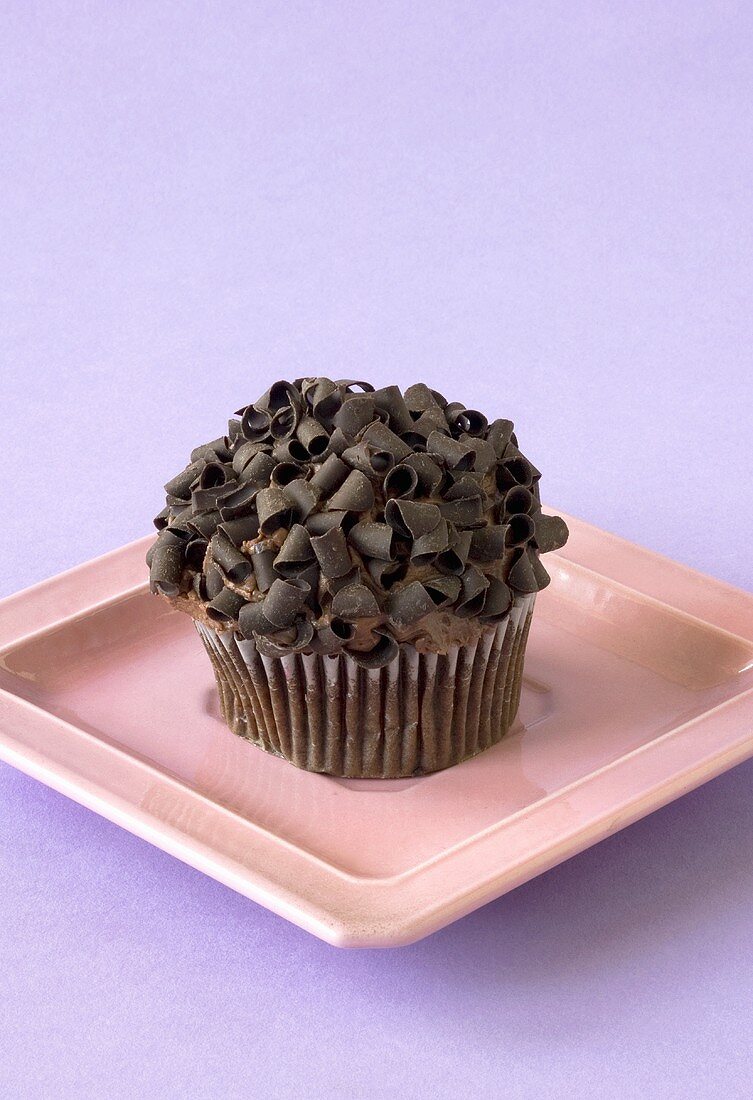 Schokoladenmuffin, verziert mit Schokoröllchen