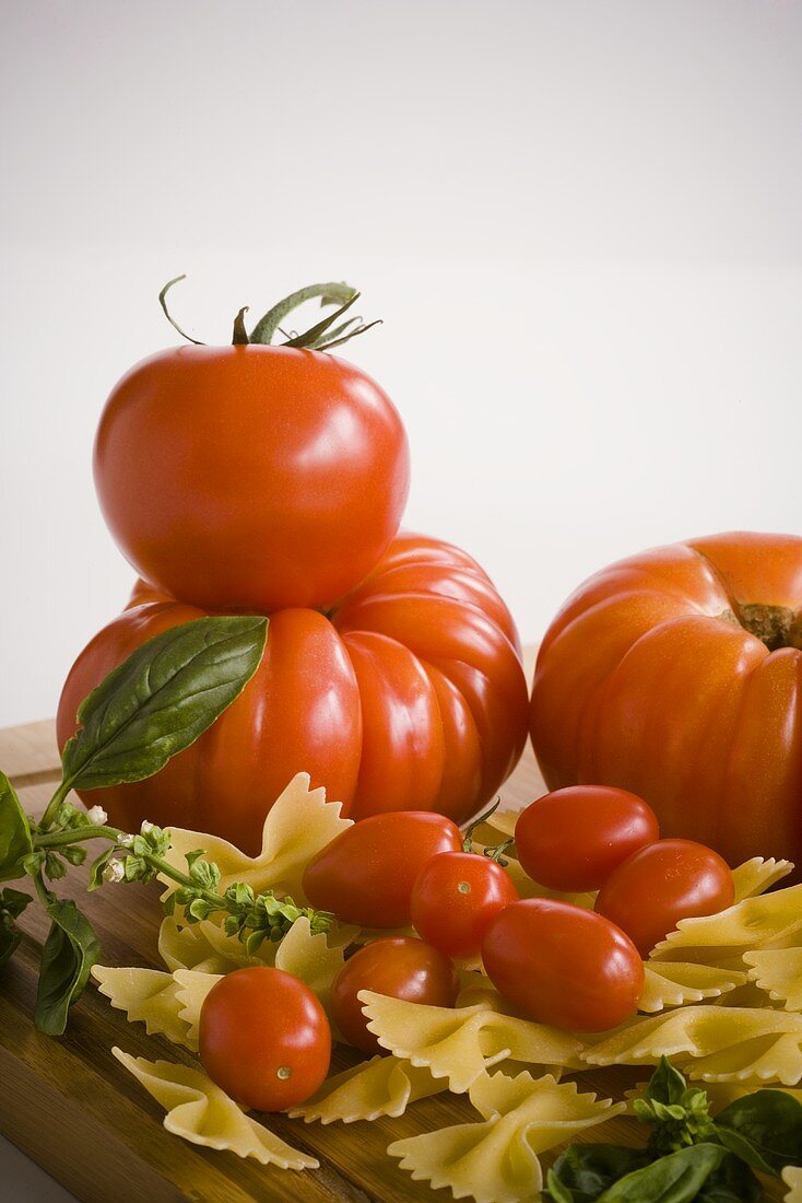 Tomaten, Farfalle und Basilikum