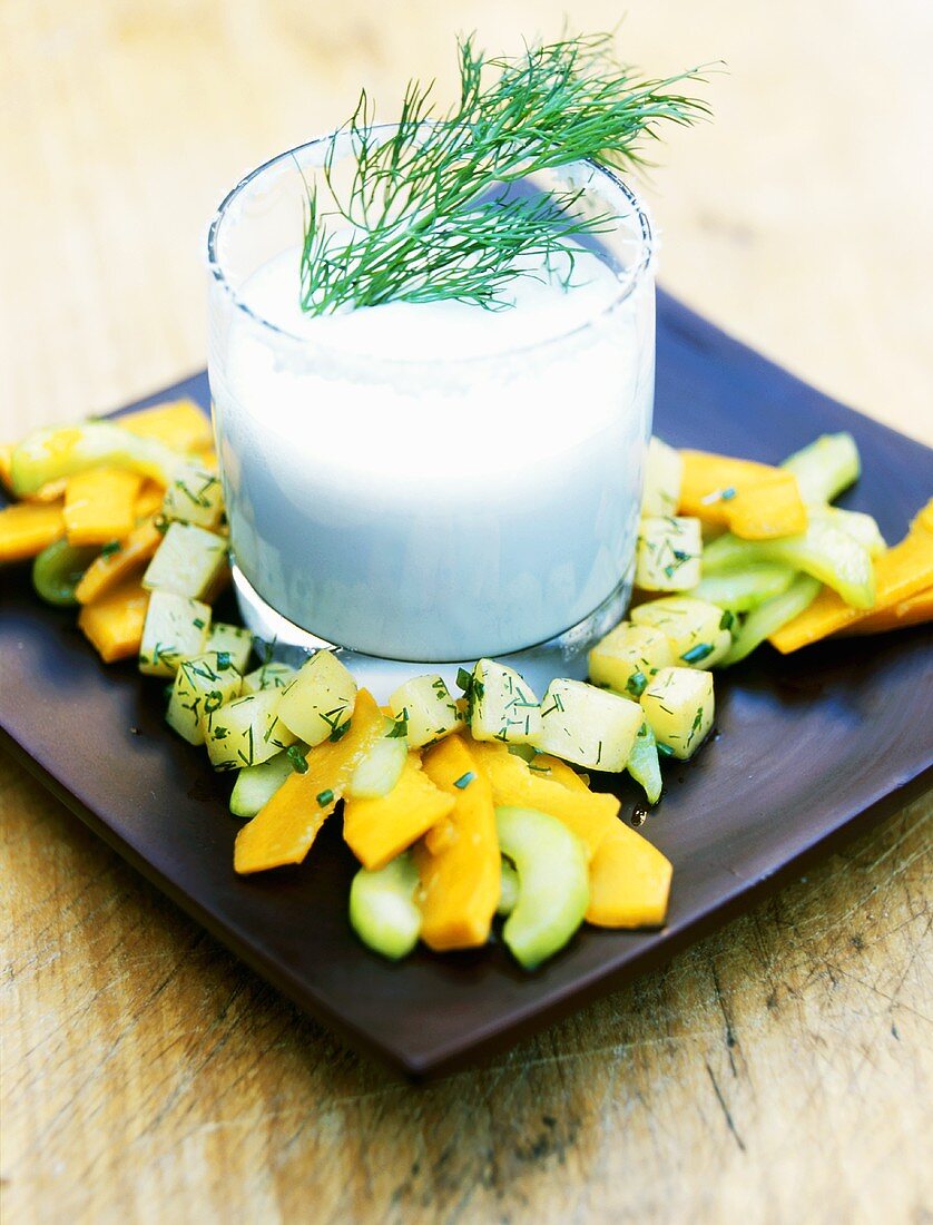 Kokos-Blumenkohlcremesuppe im Glas mit Gurken-Kürbissalat