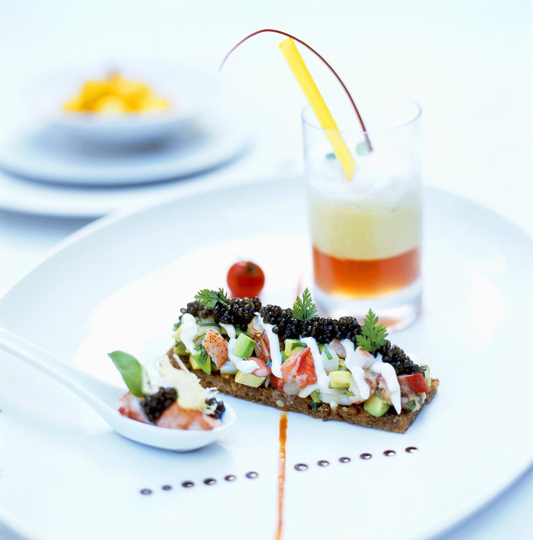 Hummer-Avocado-Topinki mit Kaviar