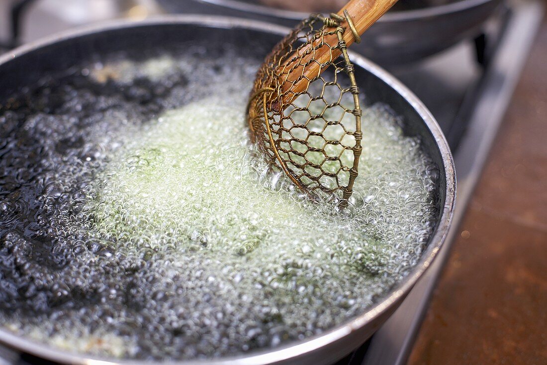 Fat bubbling in a frying pan