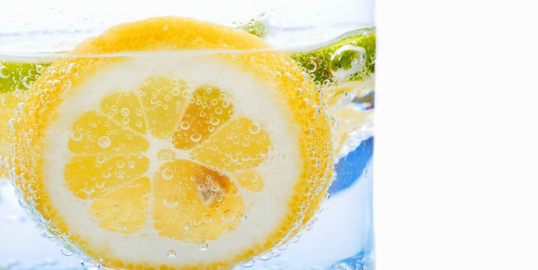 Ein Glas Wasser mit Zitronenscheibe