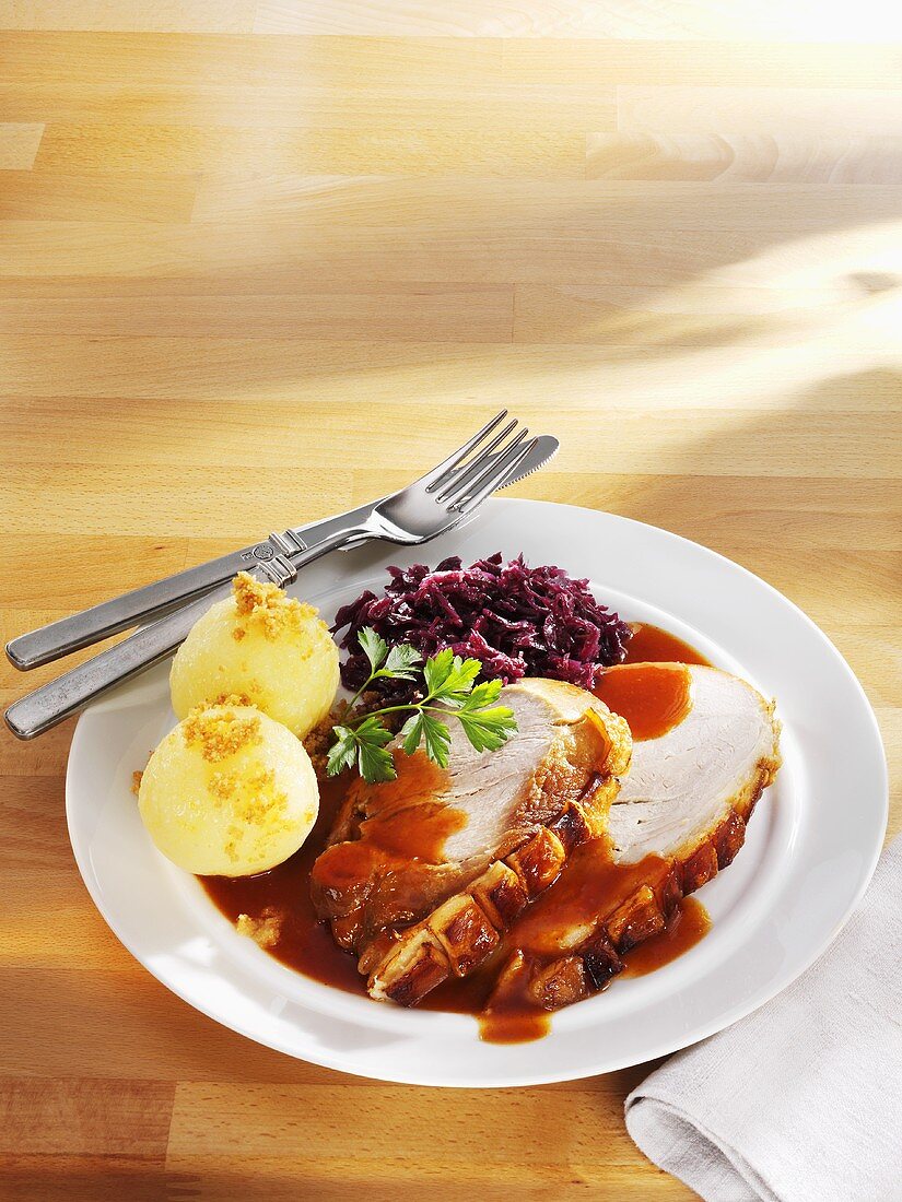 Schweinebraten mit Rotkohl und Kartoffelklössen