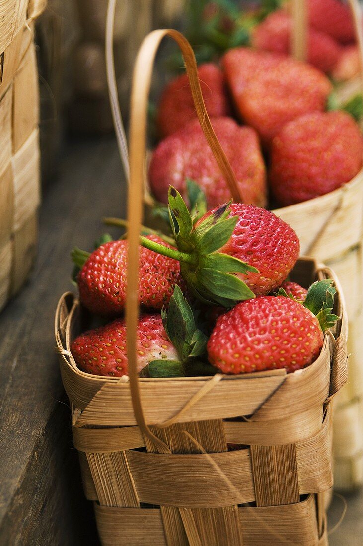 Frische Erdbeeren in Spankörbchen