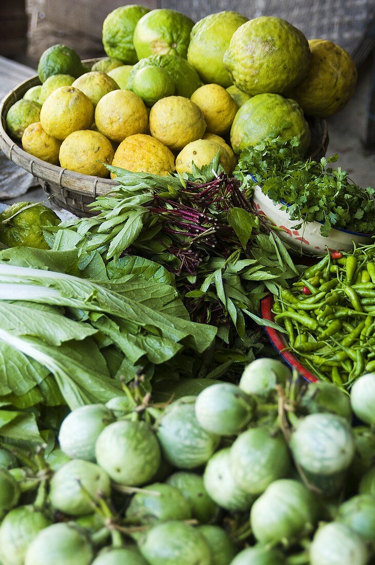 Gemüse, Kräuter und Obst auf einem Markt in Burma