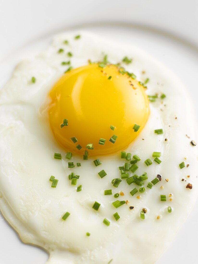 Fried egg with chives and pepper (Close up)