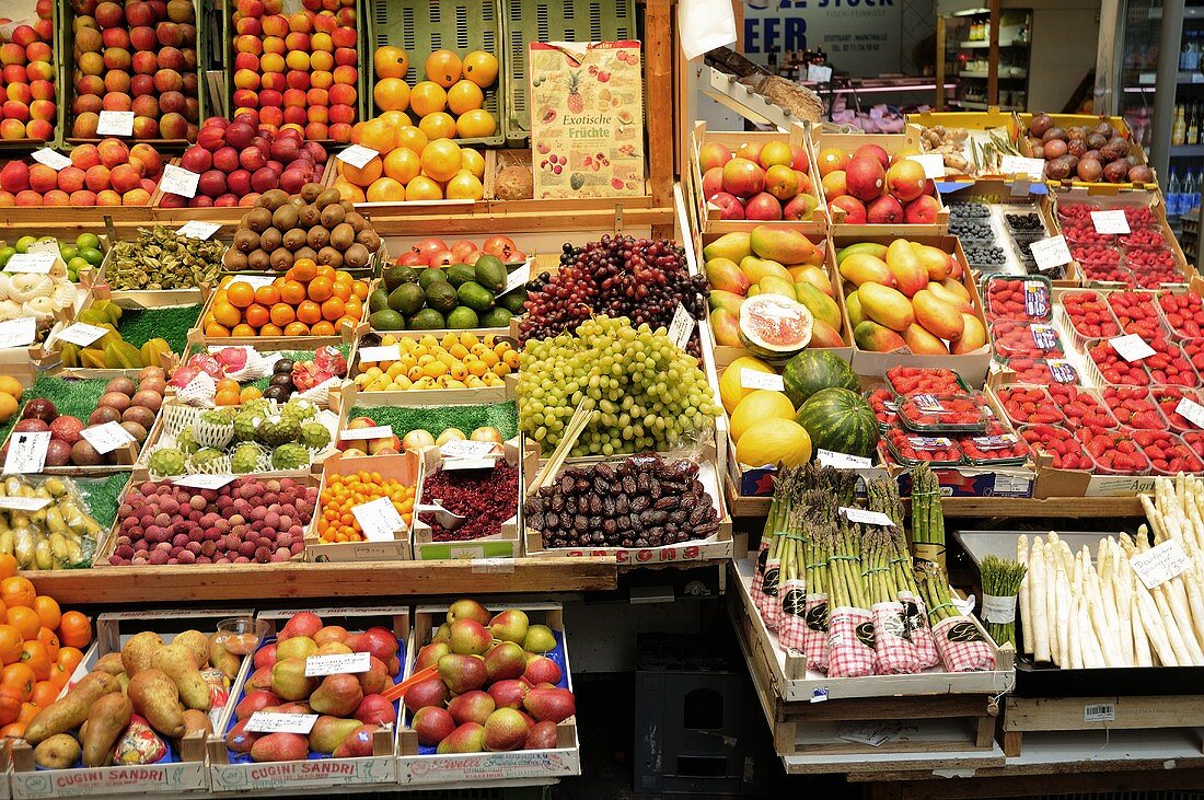 Verkaufsstand mit Obst und Gemüse