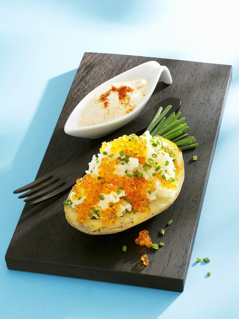 Baked potato with keta caviar and chives