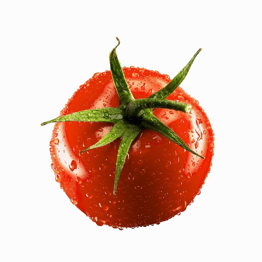 Eine Tomate mit Wassertropfen