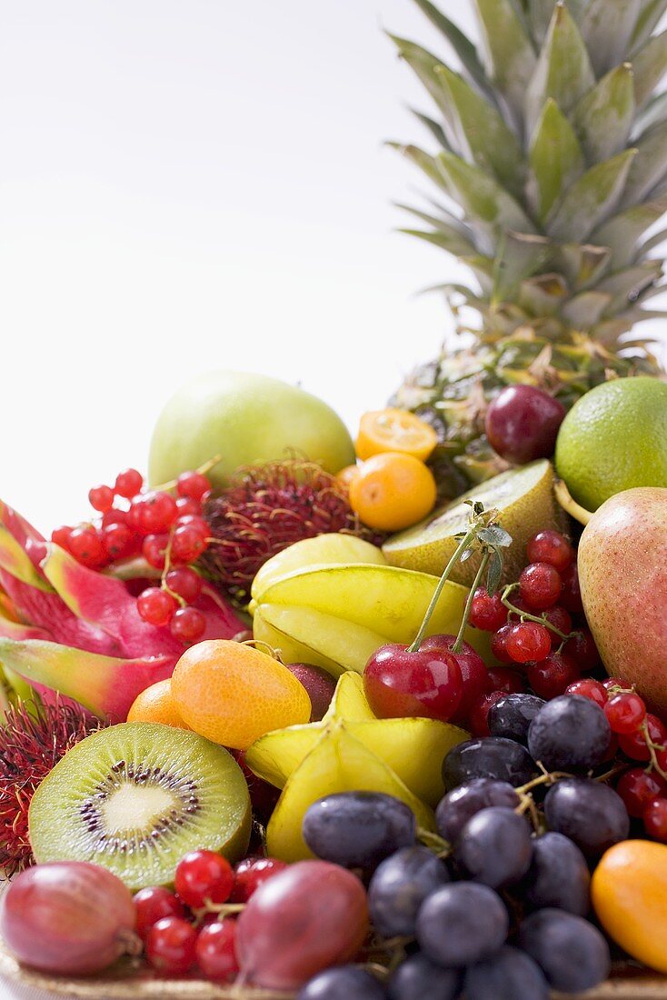 Stillleben mit exotischen Früchten und heimischem Obst