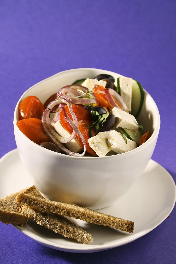 Griechischer Salat mit Schafskäse, Brot