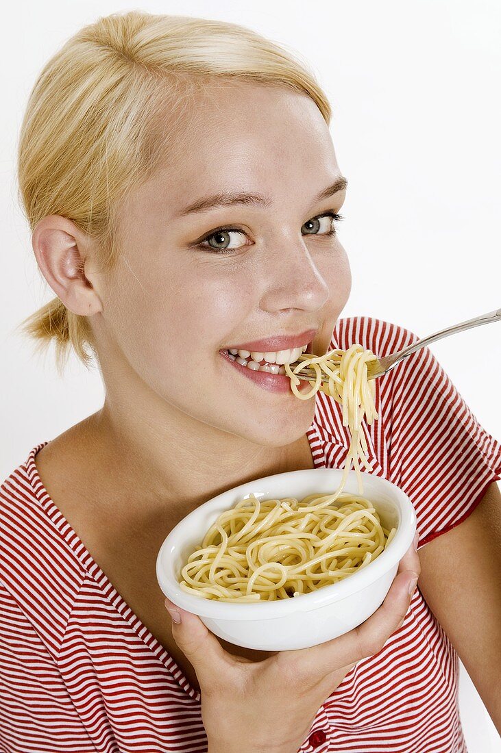 Junge Frau frisst Spaghetti