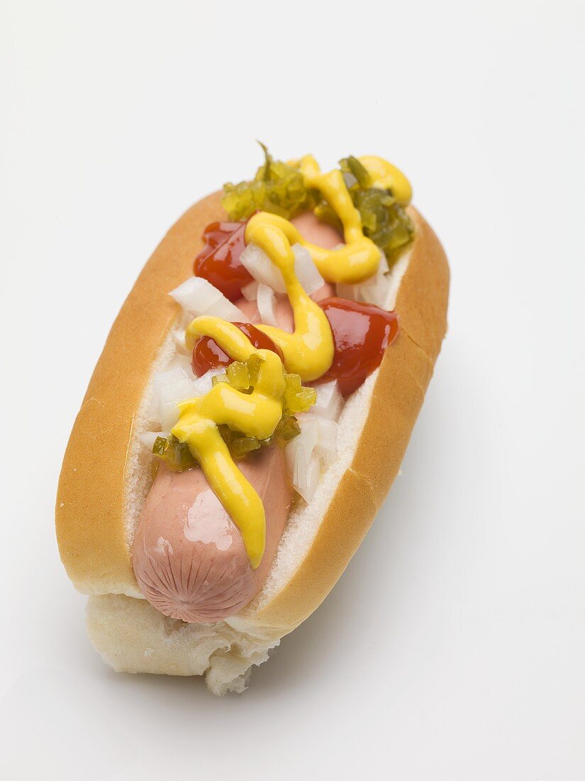 Hot Dog mit Senf, Relish, Ketchup und Zwiebeln