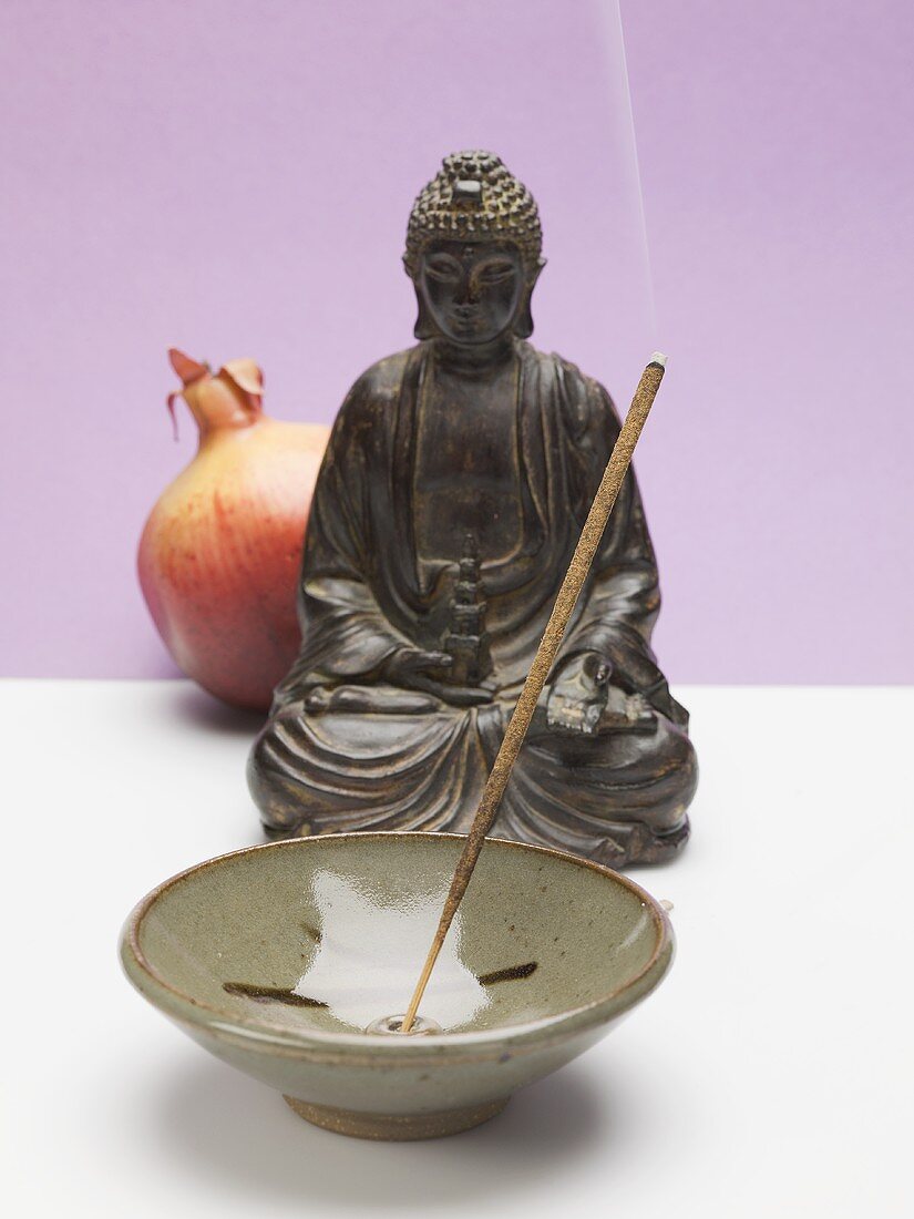 Räucherstäbchen in Keramikschale, Buddha, Granatapfel