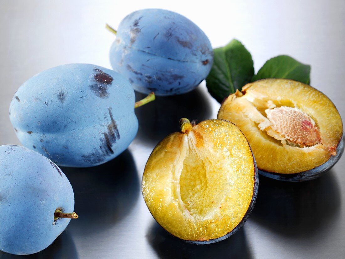 Plums (variety: Cacak Schöne), whole and halved